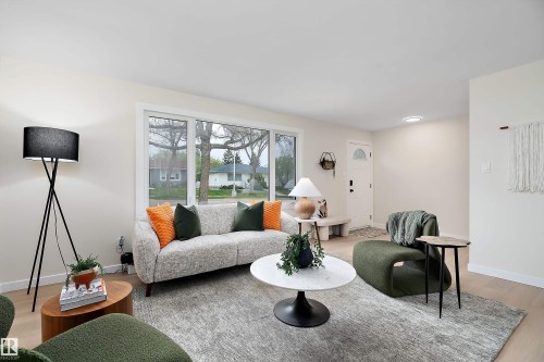 6411 152A Avenue Nw, Edmonton, AB - Indoor Photo Showing Living Room