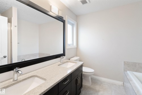 37 Roseberry Lane, Fort Saskatchewan, AB - Indoor Photo Showing Bathroom