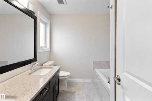 37 Roseberry Lane, Fort Saskatchewan, AB - Indoor Photo Showing Bathroom