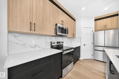 102 Waverly Way, Fort Saskatchewan, AB - Indoor Photo Showing Kitchen With Upgraded Kitchen