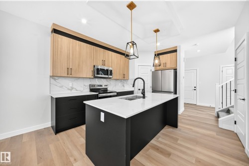 104 Waverly Way, Fort Saskatchewan, AB - Indoor Photo Showing Kitchen With Upgraded Kitchen