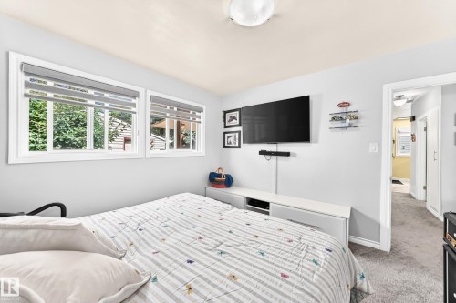 Dual windows with privacy blinds - 10524 128 Avenue Nw, Edmonton, AB - Indoor Photo Showing Bedroom