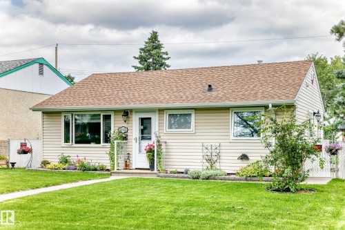 Siding exterior, gabled roof, front entry, front yard, and landscaping - 10524 128 Avenue Nw, Edmonton, AB - Outdoor