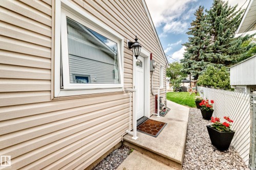 Light-colored horizontal siding and white trim - 10524 128 Avenue Nw, Edmonton, AB - Outdoor