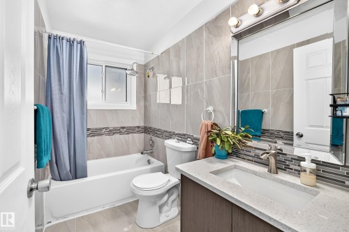 2112 36 Street Nw, Edmonton, AB - Indoor Photo Showing Bathroom