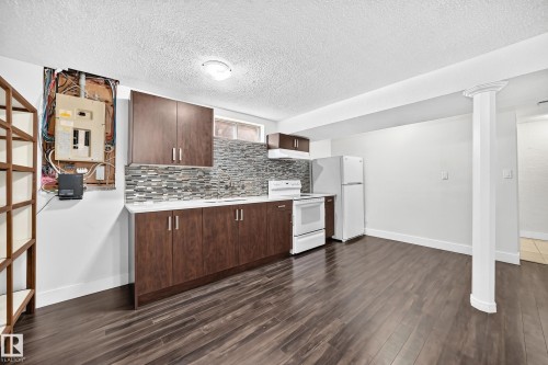 2112 36 Street Nw, Edmonton, AB - Indoor Photo Showing Kitchen