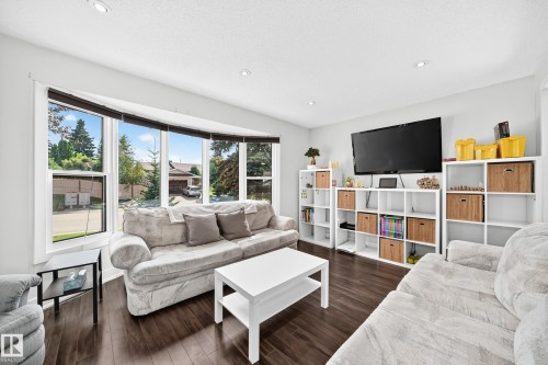 2112 36 Street Nw, Edmonton, AB - Indoor Photo Showing Living Room