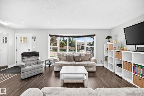 2112 36 Street Nw, Edmonton, AB - Indoor Photo Showing Living Room