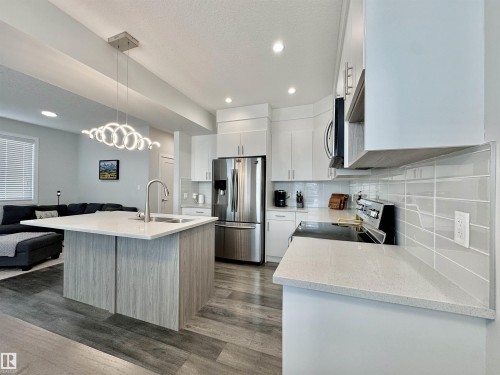 127 Richmond Link, Fort Saskatchewan, AB - Indoor Photo Showing Kitchen With Upgraded Kitchen
