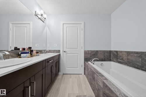1575 Plum Circle Circle Sw, Edmonton, AB - Indoor Photo Showing Bathroom