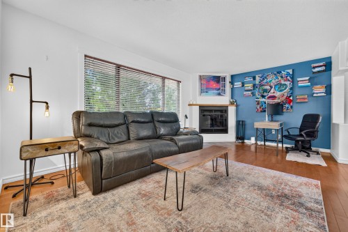 14804 95 Avenue Nw, Edmonton, AB - Indoor Photo Showing Living Room