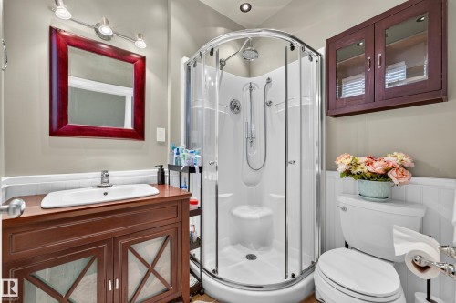 14804 95 Avenue Nw, Edmonton, AB - Indoor Photo Showing Bathroom