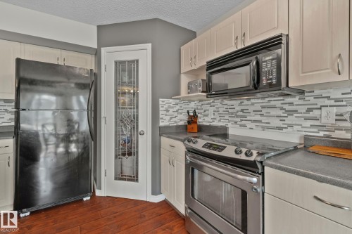 9 Landon Drive, Spruce Grove, AB - Indoor Photo Showing Kitchen