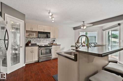 9 Landon Drive, Spruce Grove, AB - Indoor Photo Showing Kitchen With Upgraded Kitchen