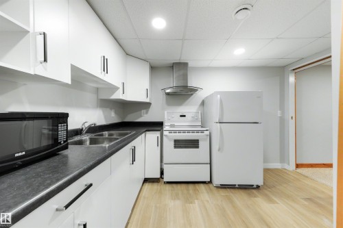 #43 3311 58 St Nw, Edmonton, AB - Indoor Photo Showing Kitchen With Double Sink