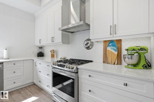 17 Kingsbury Circle, Spruce Grove, AB - Indoor Photo Showing Kitchen With Upgraded Kitchen