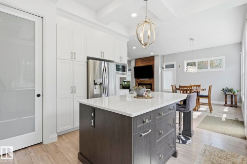 17 Kingsbury Circle, Spruce Grove, AB - Indoor Photo Showing Kitchen With Upgraded Kitchen