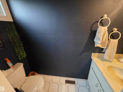 3236 130A Avenue Nw, Edmonton, AB - Indoor Photo Showing Bathroom
