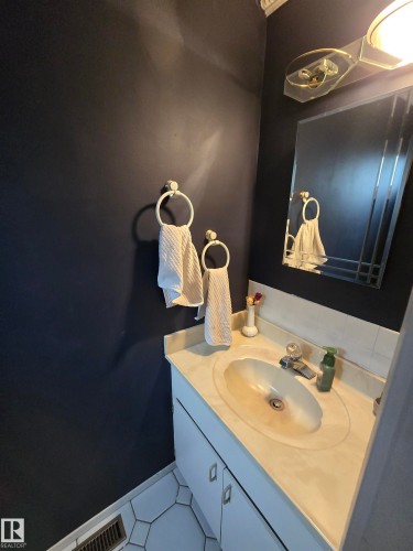 3236 130A Avenue Nw, Edmonton, AB - Indoor Photo Showing Bathroom
