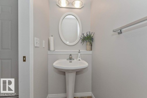 1072 Barnes Way Sw, Edmonton, AB - Indoor Photo Showing Bathroom