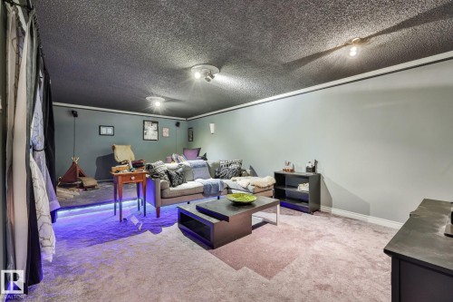 Recessed lighting fixtures, contrasting wall and ceiling colors, and a built-in shelving unit - 8932 187 Street Nw, Edmonton, AB - Indoor
