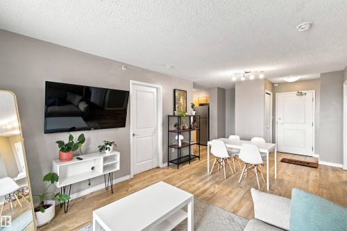 #504 10180 104 St Nw, Edmonton, AB - Indoor Photo Showing Living Room