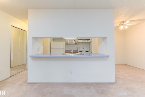 #306 4220 139 Av Nw, Edmonton, AB - Indoor Photo Showing Kitchen