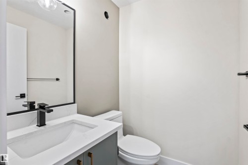 5606 105 Avenue Nw, Edmonton, AB - Indoor Photo Showing Bathroom