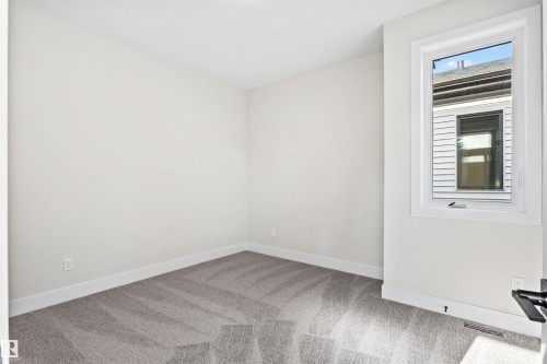 5606 105 Avenue Nw, Edmonton, AB - Indoor Photo Showing Other Room