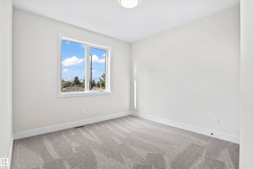 5606 105 Avenue Nw, Edmonton, AB - Indoor Photo Showing Other Room