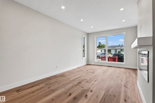 5606 105 Avenue Nw, Edmonton, AB - Indoor Photo Showing Other Room