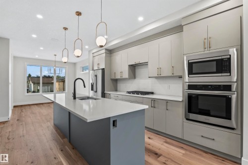 5606 105 Avenue Nw, Edmonton, AB - Indoor Photo Showing Kitchen With Upgraded Kitchen