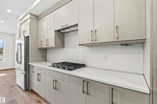 5606 105 Avenue Nw, Edmonton, AB - Indoor Photo Showing Kitchen With Upgraded Kitchen