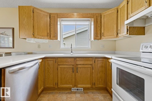 117 Oeming Road Nw, Edmonton, AB - Indoor Photo Showing Kitchen