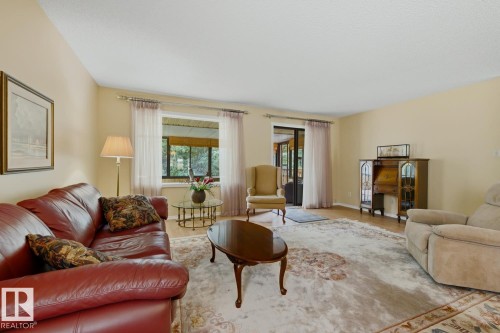 117 Oeming Road Nw, Edmonton, AB - Indoor Photo Showing Living Room
