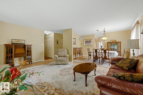 117 Oeming Road Nw, Edmonton, AB - Indoor Photo Showing Living Room