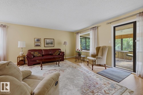 117 Oeming Road Nw, Edmonton, AB - Indoor Photo Showing Living Room