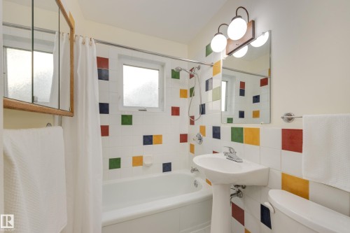 10644 65 Avenue Nw, Edmonton, AB - Indoor Photo Showing Bathroom
