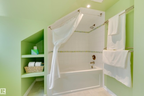 10644 65 Avenue Nw, Edmonton, AB - Indoor Photo Showing Bathroom