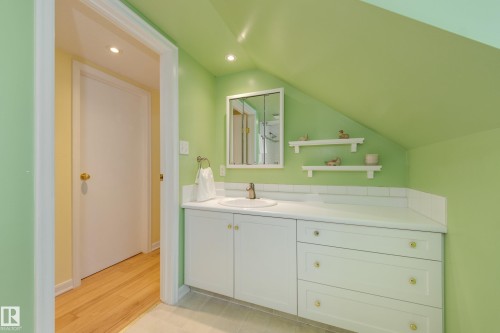 10644 65 Avenue Nw, Edmonton, AB - Indoor Photo Showing Bathroom