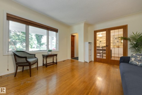 10644 65 Avenue Nw, Edmonton, AB - Indoor Photo Showing Living Room