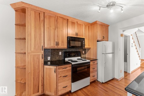 5367 Hill View Crescent Nw, Edmonton, AB - Indoor Photo Showing Kitchen