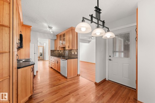 5367 Hill View Crescent Nw, Edmonton, AB - Indoor Photo Showing Kitchen