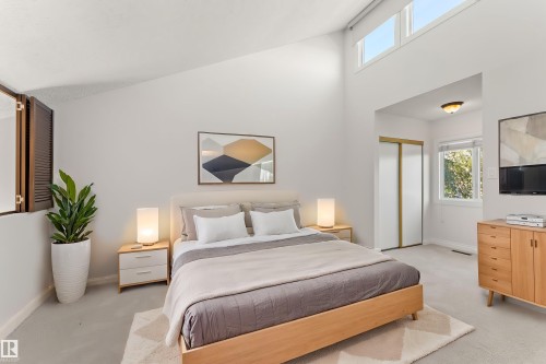 5367 Hill View Crescent Nw, Edmonton, AB - Indoor Photo Showing Bedroom
