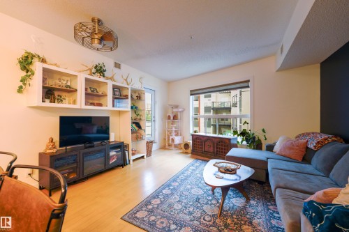 #319 10523 123 St Nw, Edmonton, AB - Indoor Photo Showing Living Room