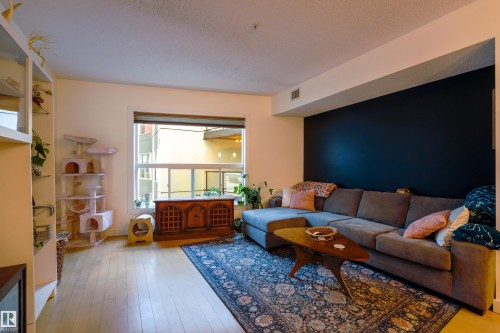 #319 10523 123 St Nw, Edmonton, AB - Indoor Photo Showing Living Room