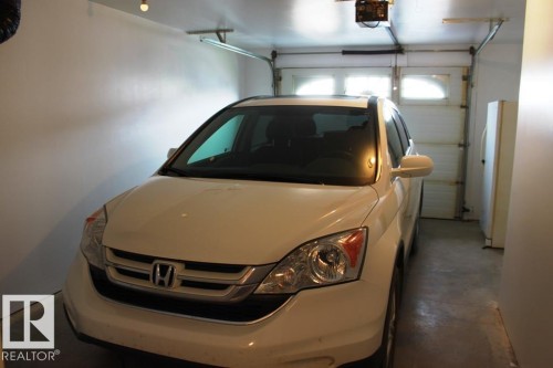 Tofield, AB - Indoor Photo Showing Garage