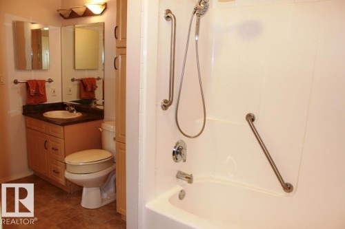 Tofield, AB - Indoor Photo Showing Bathroom