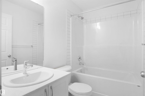 8448 183 Avenue Nw, Edmonton, AB - Indoor Photo Showing Bathroom