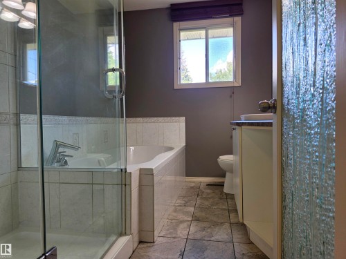 3822 114 Avenue Nw, Edmonton, AB - Indoor Photo Showing Bathroom
